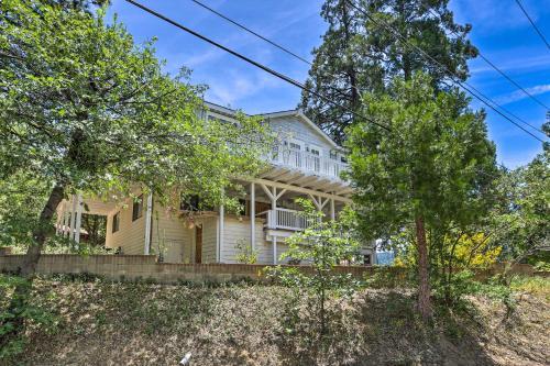 Boho-chic Home With Game Room Near Lake Gregory