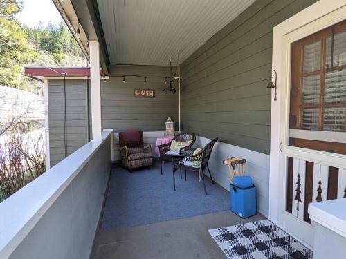 River Oak Retreat - Upper Sacramento Riverfront!