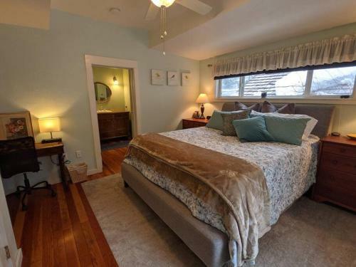River Oak Retreat - Upper Sacramento Riverfront!
