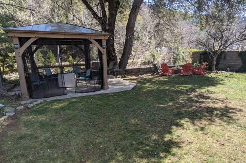 River Oak Retreat - Upper Sacramento Riverfront!
