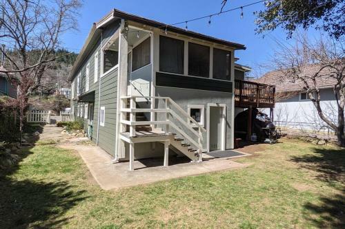 River Oak Retreat - Upper Sacramento Riverfront!