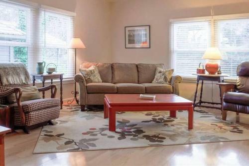 River Oak Retreat - Upper Sacramento Riverfront!