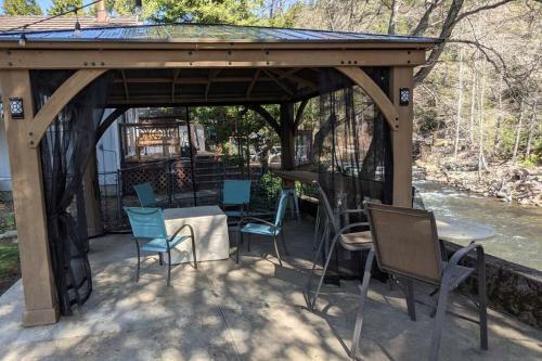 River Oak Retreat - Upper Sacramento Riverfront!