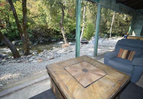 Riverfront Paradise-butterfly Ranch On The River