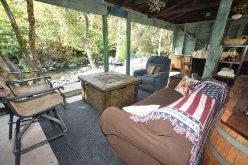 Riverfront Paradise-butterfly Ranch On The River