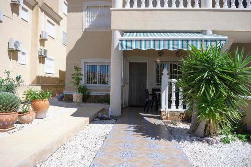 Spacious 2 Bed Ground Floor Apartment With Beautiful Communal Pool