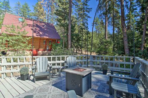 Charming Idyllwild Cabin With Deck And Fire Pit!
