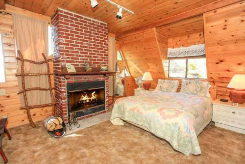 Fawnskin Lakeside Cabin