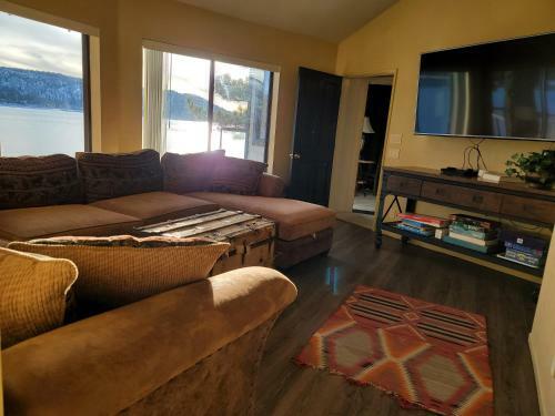 The Point! Spectacular Lake Views 5 Suites!