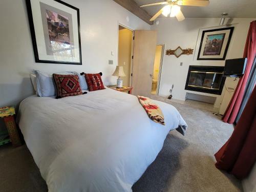 The Point! Spectacular Lake Views 5 Suites!