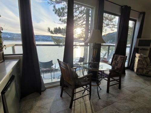 The Point! Spectacular Lake Views 5 Suites!