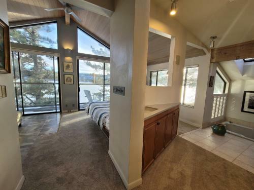 The Point! Spectacular Lake Views 5 Suites!
