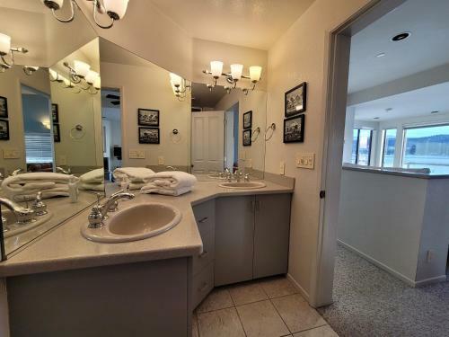 The Point! Spectacular Lake Views 5 Suites!
