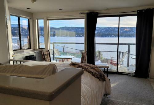 The Point! Spectacular Lake Views 5 Suites!