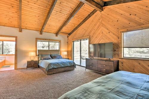 Luxe Escape With Decks, Mtn Views, Game Room!
