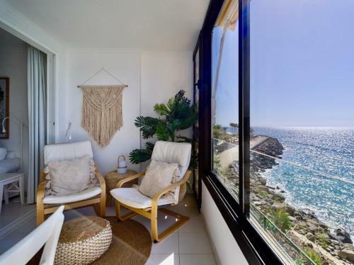 Seaside Apt With Sunset Views And Fast Wifi
