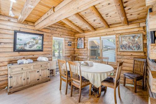 Pine Crest Lodge