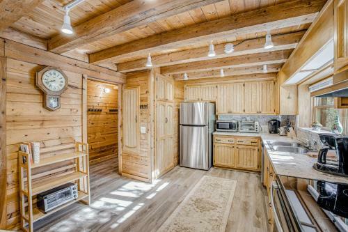 Pine Crest Lodge