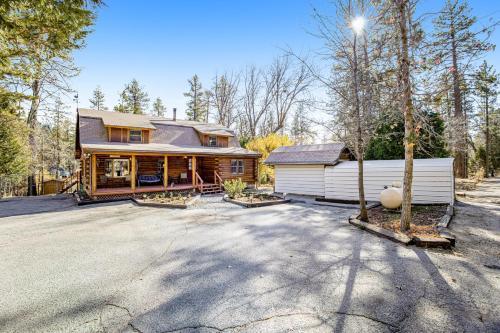 Pine Crest Lodge