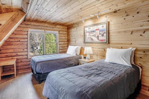 Pine Crest Lodge