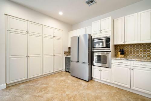 Charming, Redesigned 5 Star Rating With Pool, Spa, Bbq And More