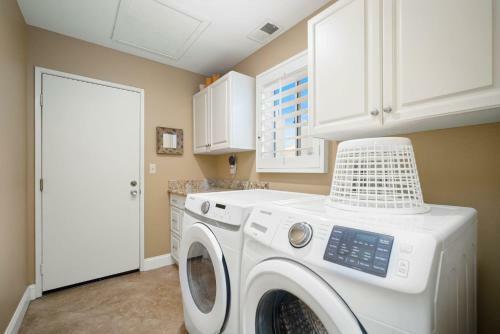 Charming, Redesigned 5 Star Rating With Pool, Spa, Bbq And More
