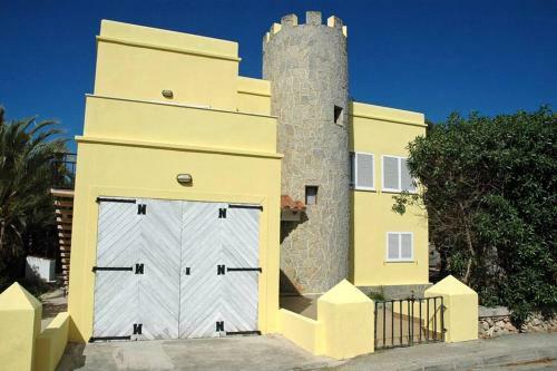 Villa With Pool, 200m From Beach