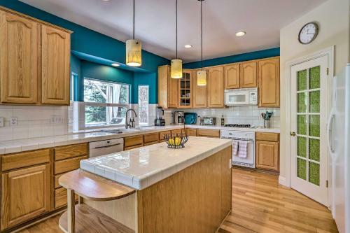 Spacious Lake Arrowhead Retreat With Hot Tub!