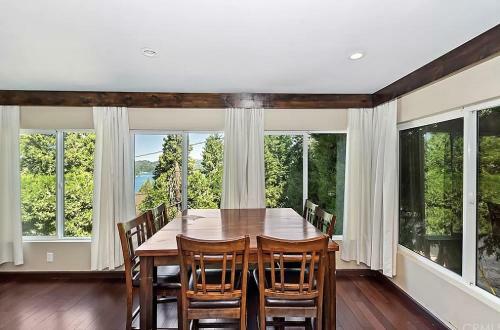 Lake View Modern 4 Bedroom Cabin
