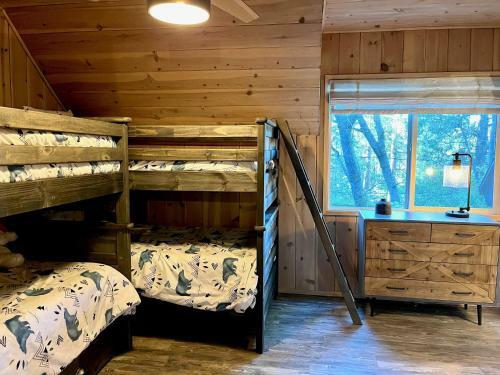 Mountainside Cabin W/ Deck - Walk To Lake