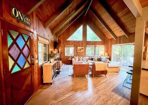 Mountainside Cabin W/ Deck - Walk To Lake