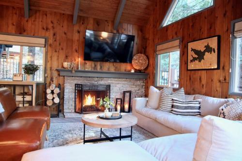 Mountainside Cabin W/ Deck - Walk To Lake