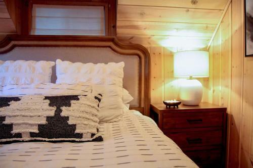 Mountainside Cabin W/ Deck - Walk To Lake