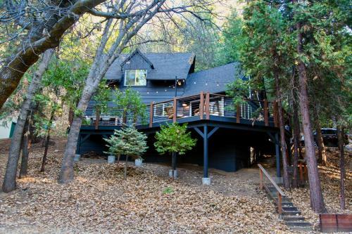 Mountainside Cabin W/ Deck - Walk To Lake