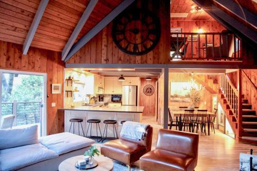 Mountainside Cabin W/ Deck - Walk To Lake