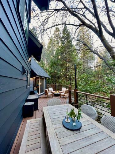Mountainside Cabin W/ Deck - Walk To Lake