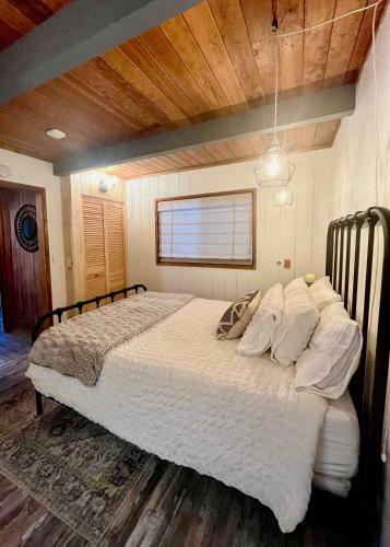 Mountainside Cabin W/ Deck - Walk To Lake