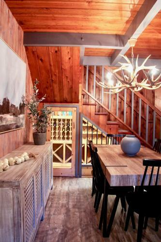 Mountainside Cabin W/ Deck - Walk To Lake