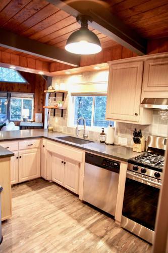 Mountainside Cabin W/ Deck - Walk To Lake