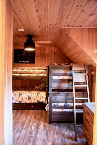 Mountainside Cabin W/ Deck - Walk To Lake