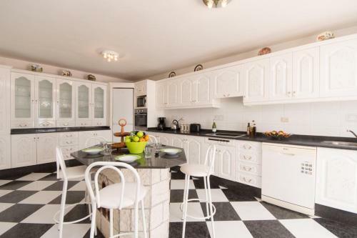 Villa Pan With Private Heated Pool