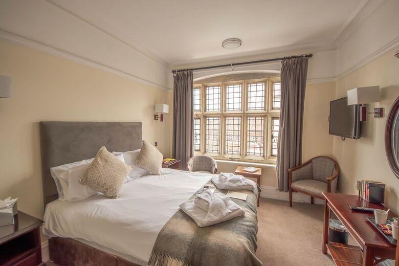 Norfolk Arms Hotel