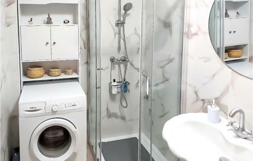 Nice Apartment In Mug�a With 4 Bedrooms
