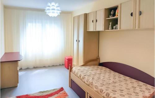 Nice Apartment In Mug�a With 4 Bedrooms