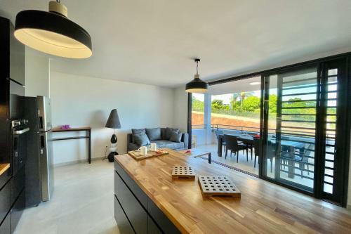 Vaianu Flat Between The City And The Beach