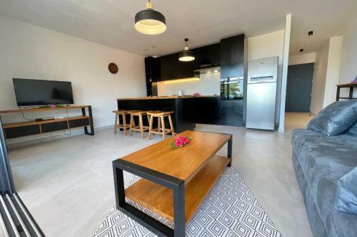 Vaianu Flat Between The City And The Beach