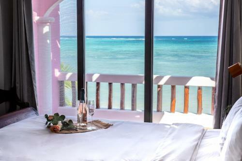 Beachfront House Ocean View Balcony Sun Beds & Garden Nice Amenities