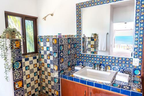 Beachfront House Ocean View Balcony Sun Beds & Garden Nice Amenities