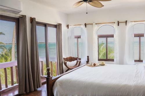 Beachfront House Ocean View Balcony Sun Beds & Garden Nice Amenities
