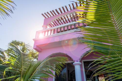 Beachfront House Ocean View Balcony Sun Beds & Garden Nice Amenities